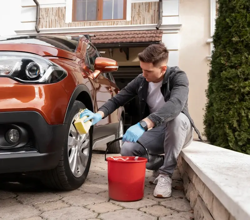 Lavage auto à domicile Villy-le-Bouveret : professionnel intervenant sur un véhicule